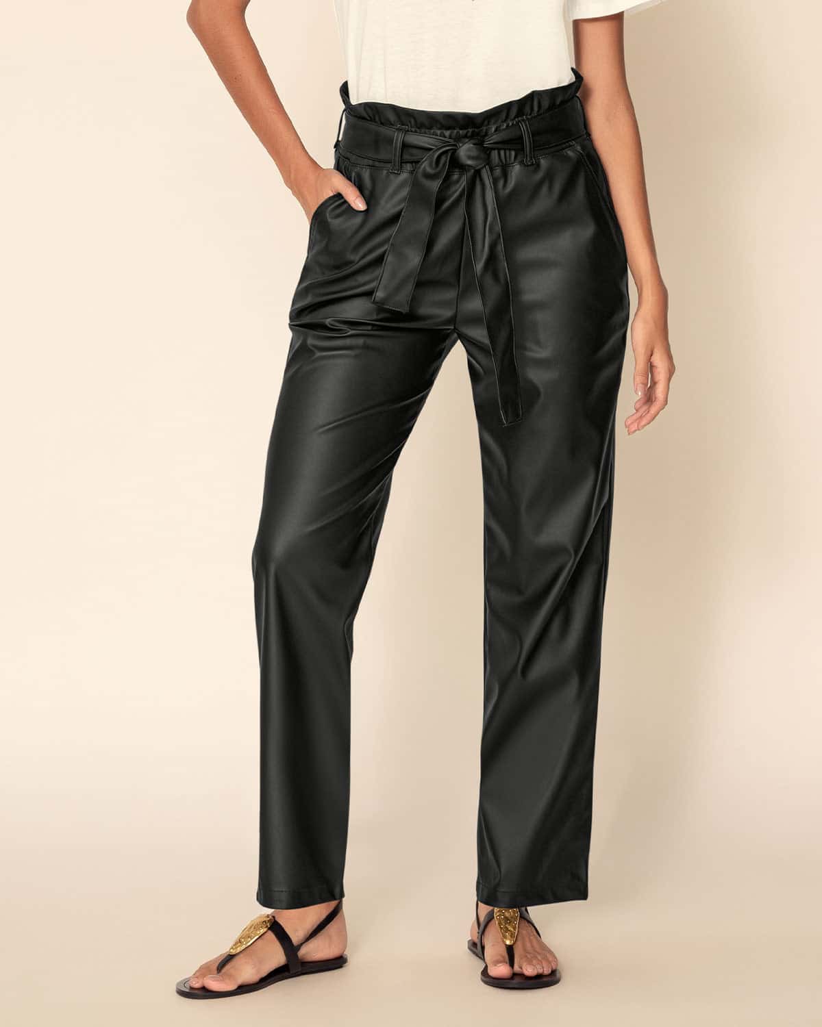 Pantalón paperbag con acabado tipo cuero