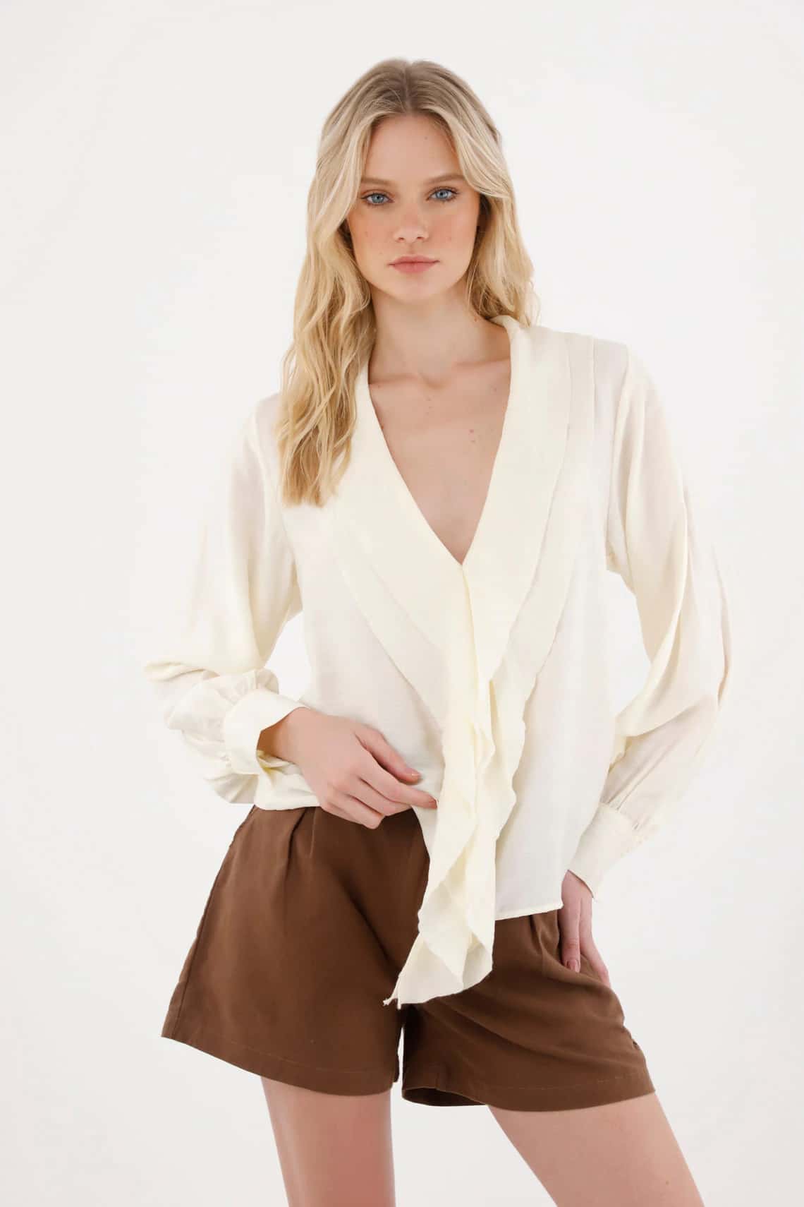 Camisa con escote en V y boleros crudo con acabado acanalado para mujer