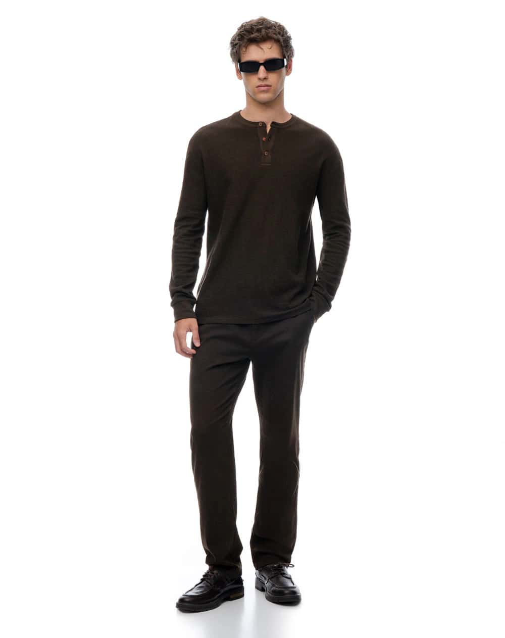Pantalón slim tiro medio café hombre