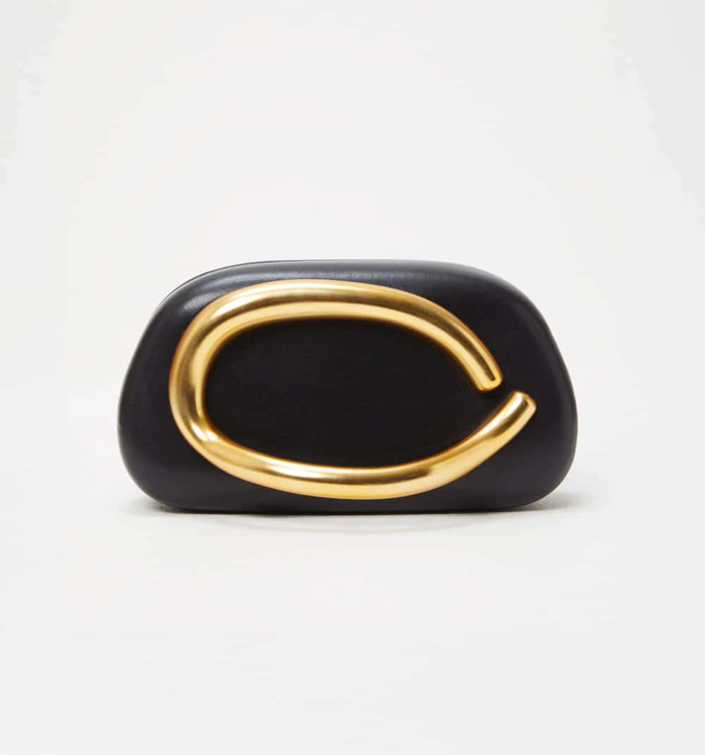 Clutch con adorno dorado