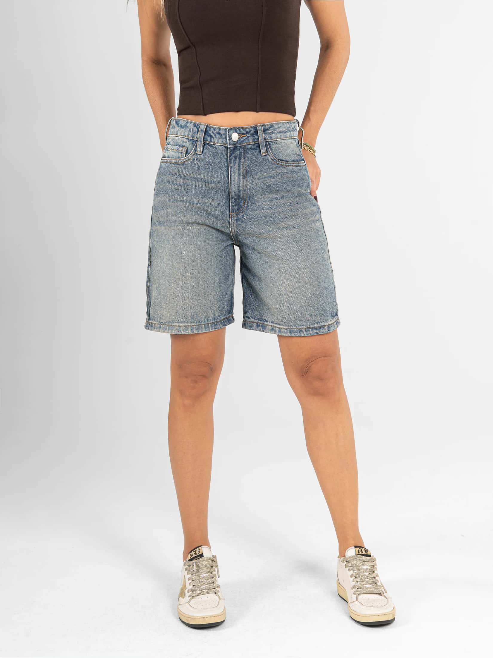 Ref: 066578 Bermuda en denim rígido, tiro alto, detalle en pretina, tono azul medio