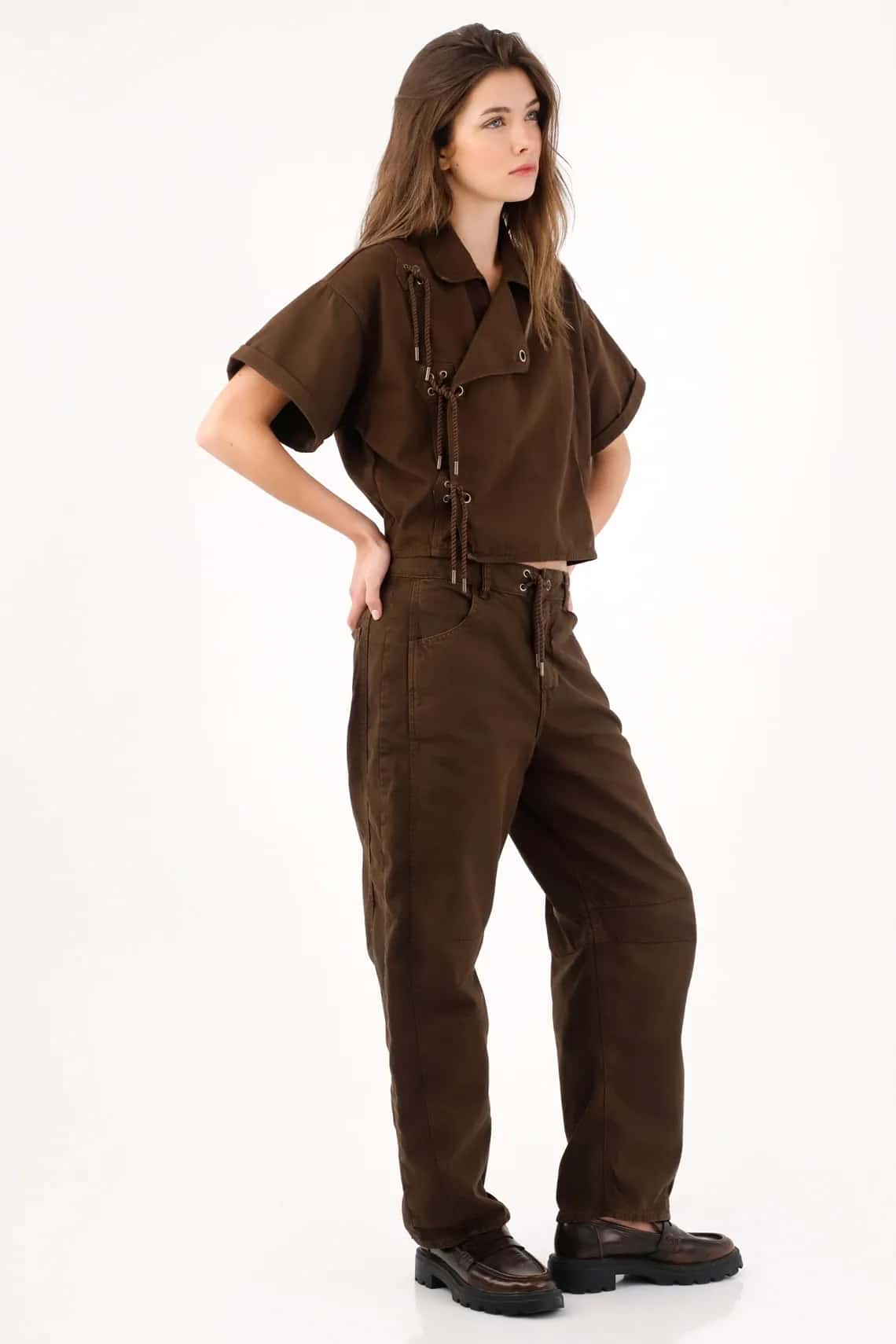 Pantalón recto relajado con cintura de cordón y ojales metálicos en algodón marrón para mujer