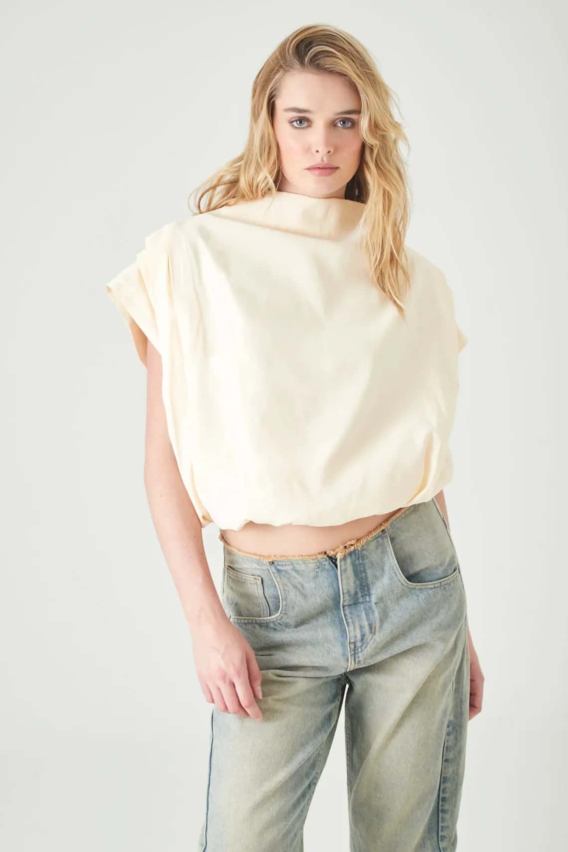 Camisa fit boxy corto con bajo globo en crema para mujer