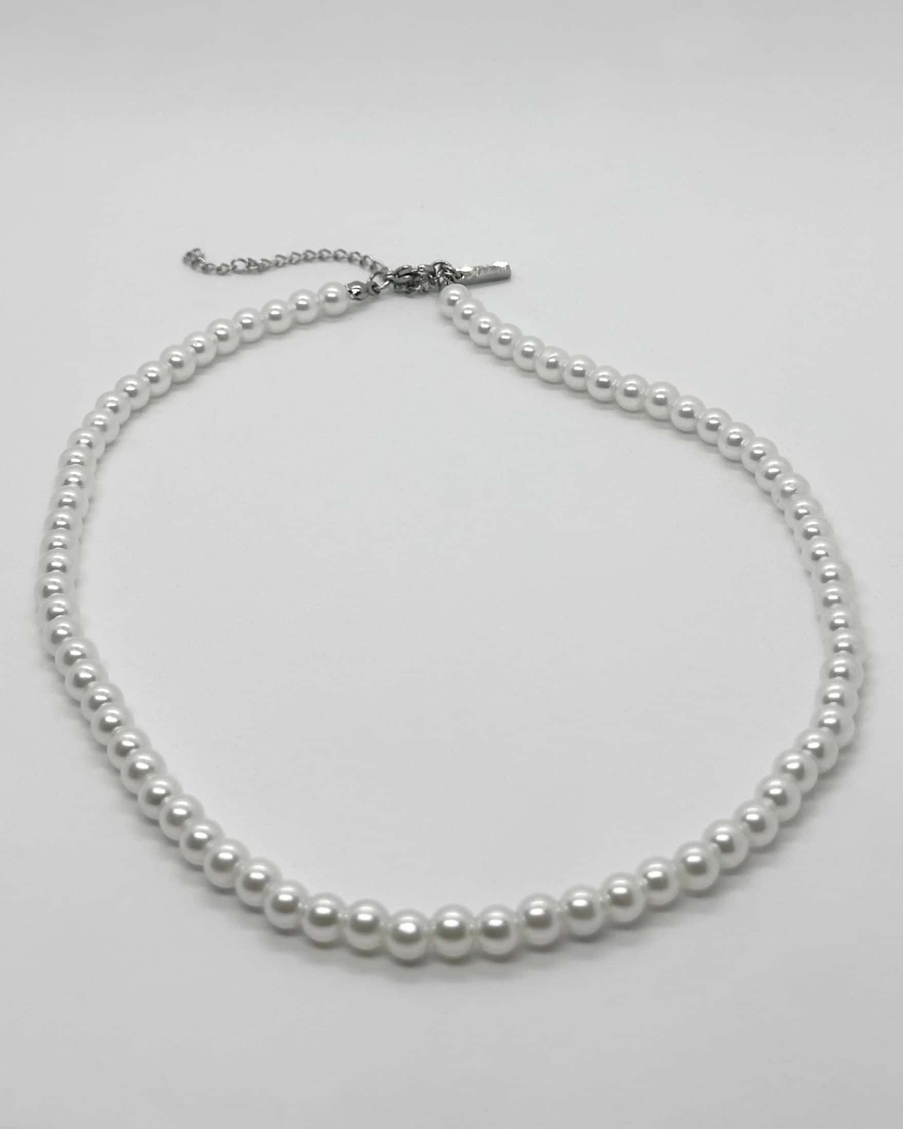 Collar de perlas acrílicas
