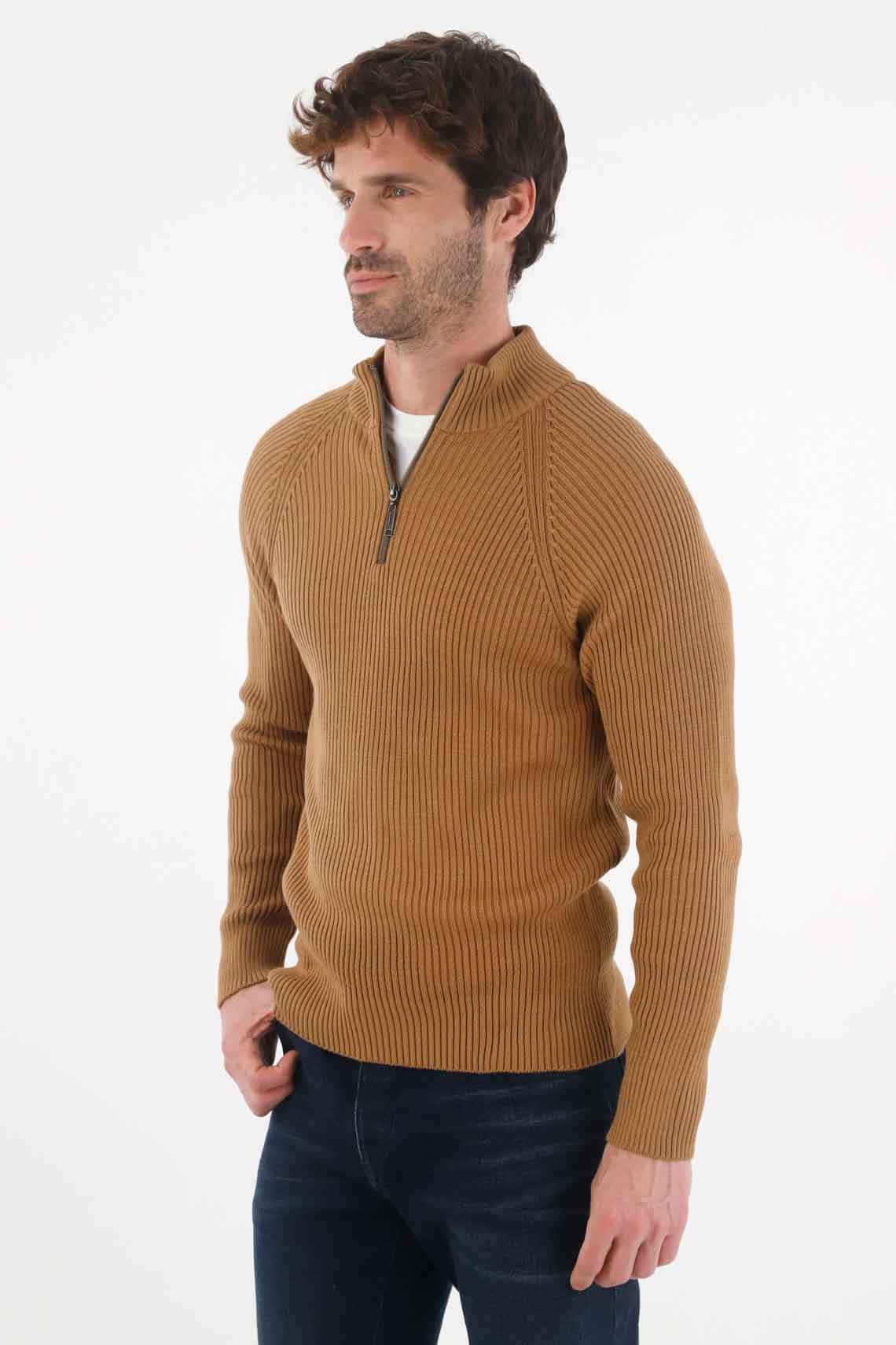 Buzo de cuello alto café para hombre