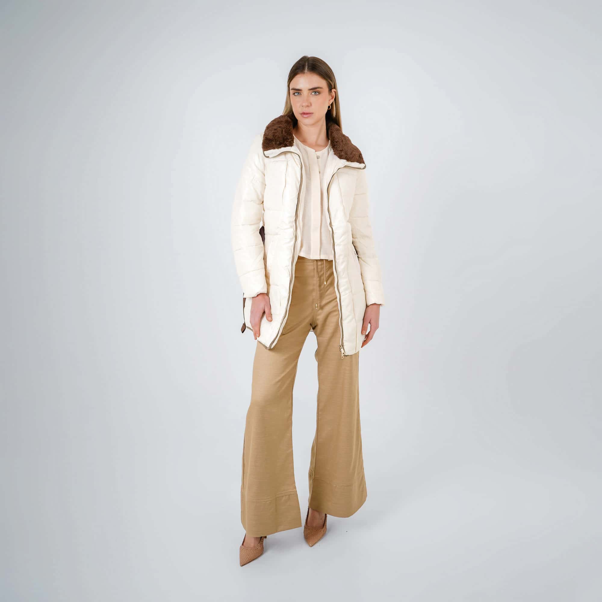 Pantalón básico estilo cargo bota flare con ajuste en cintura