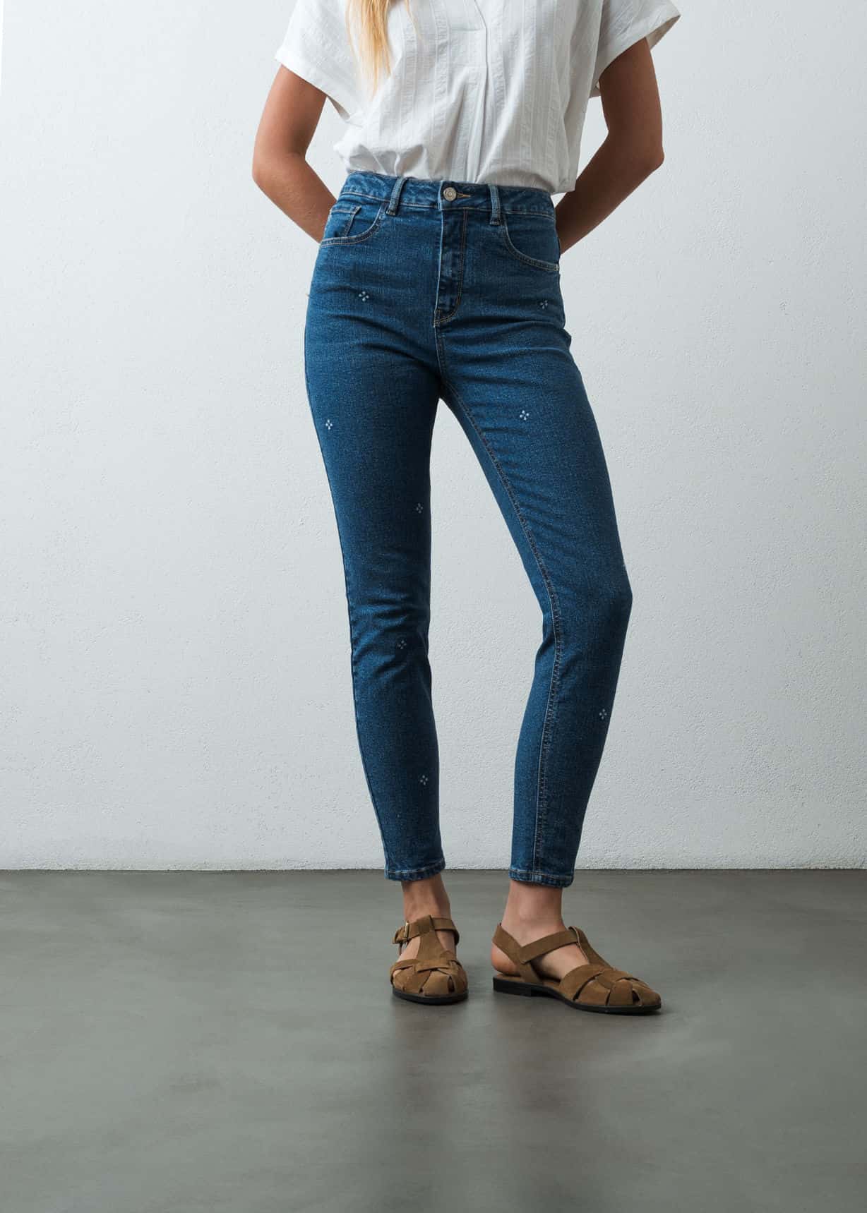 Jean Wide Leg tiro alto con apliques bordados