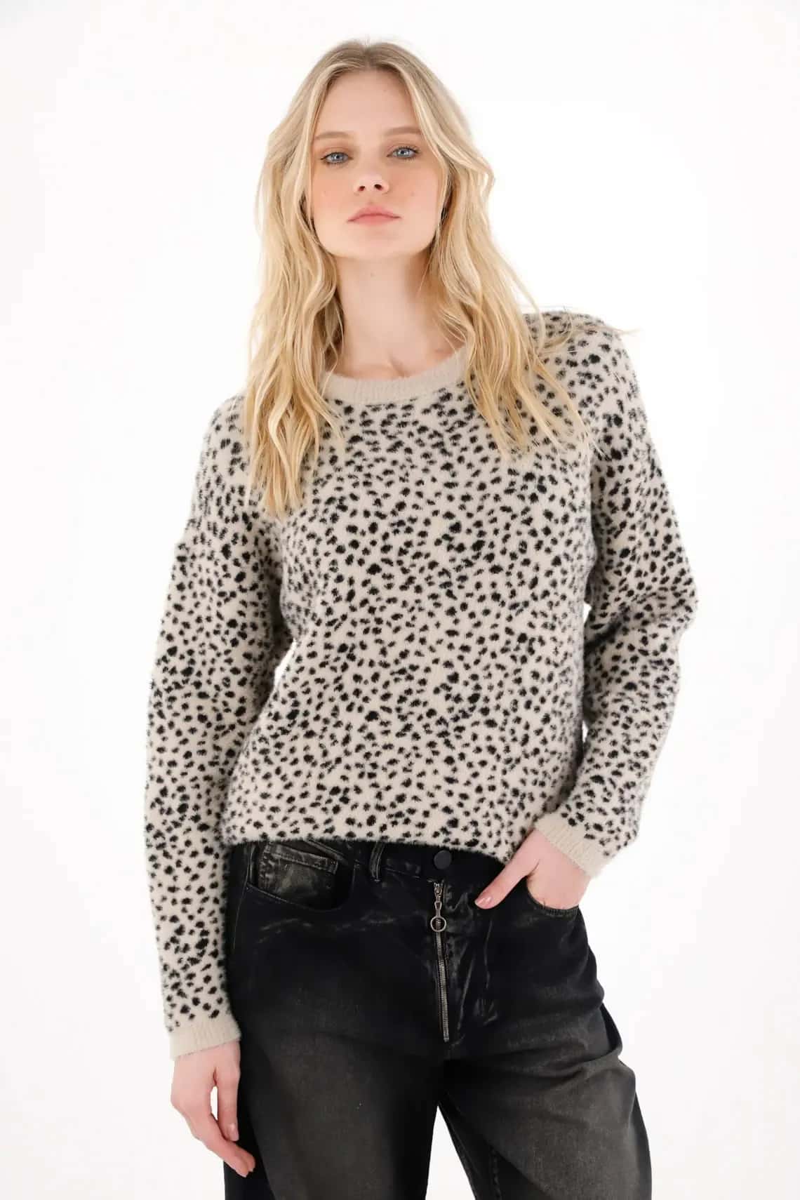 Buzo tejido afelpado animal print con estructura ligera para mujer