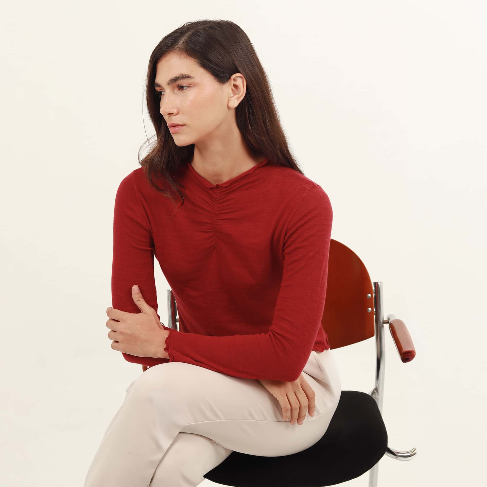 Sweater de cuello redondo con detalle fruncido y manga larga