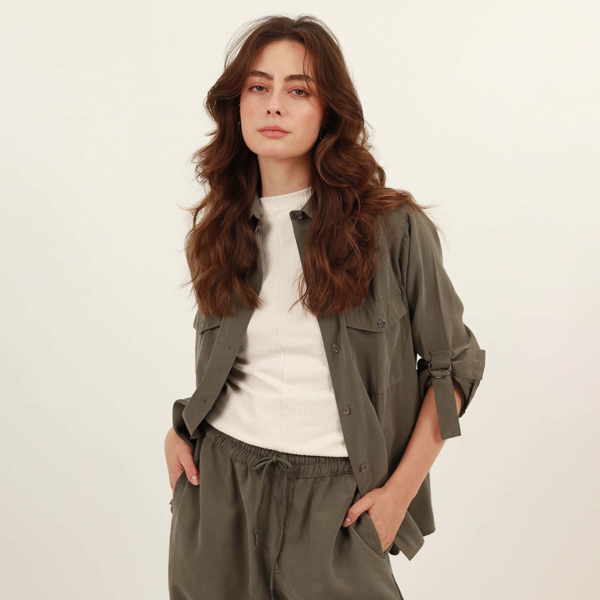 Camisa manga larga con bolsillos y charreteras