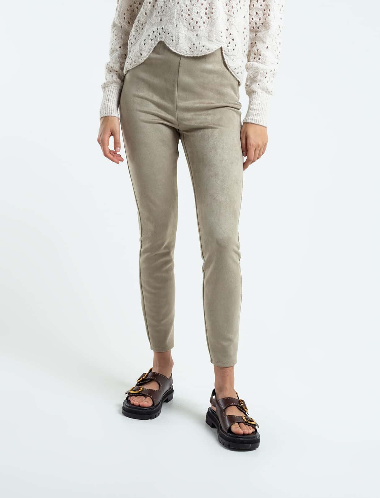Pantalón en tela tipo gamusa