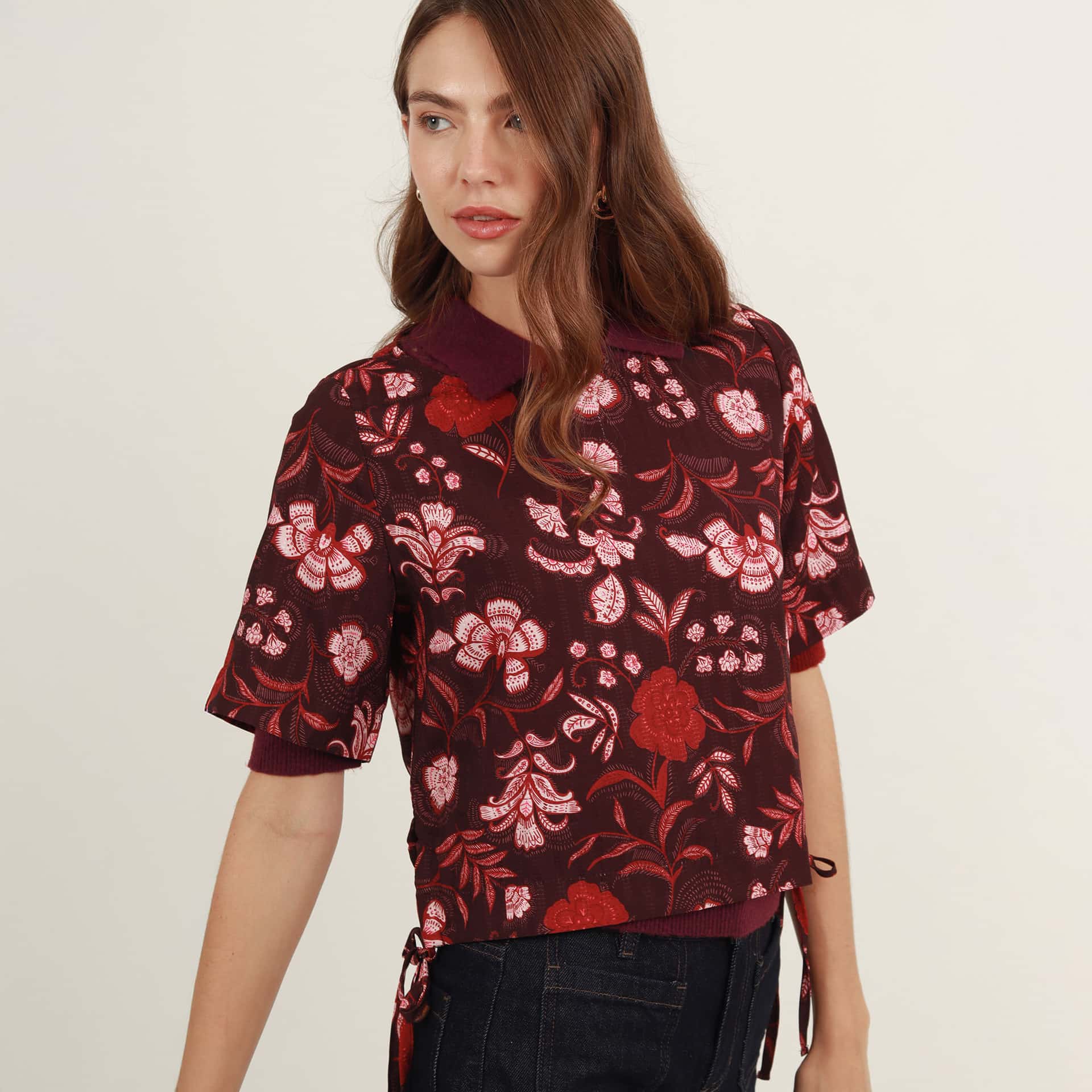 Blusa estampada escote ojal manga corta con lazos en costados