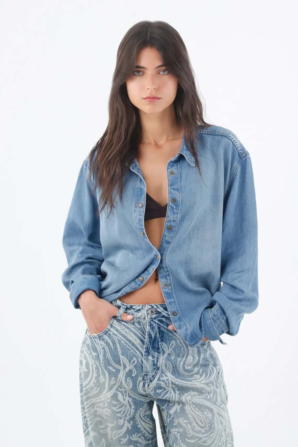 Camisa fit relajado con broches colora azul para mujer
