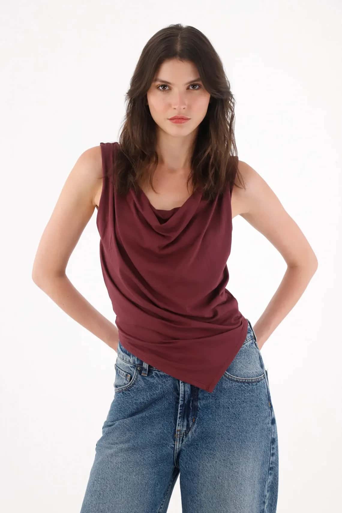 Camiseta con drappeado vinotinto para mujer