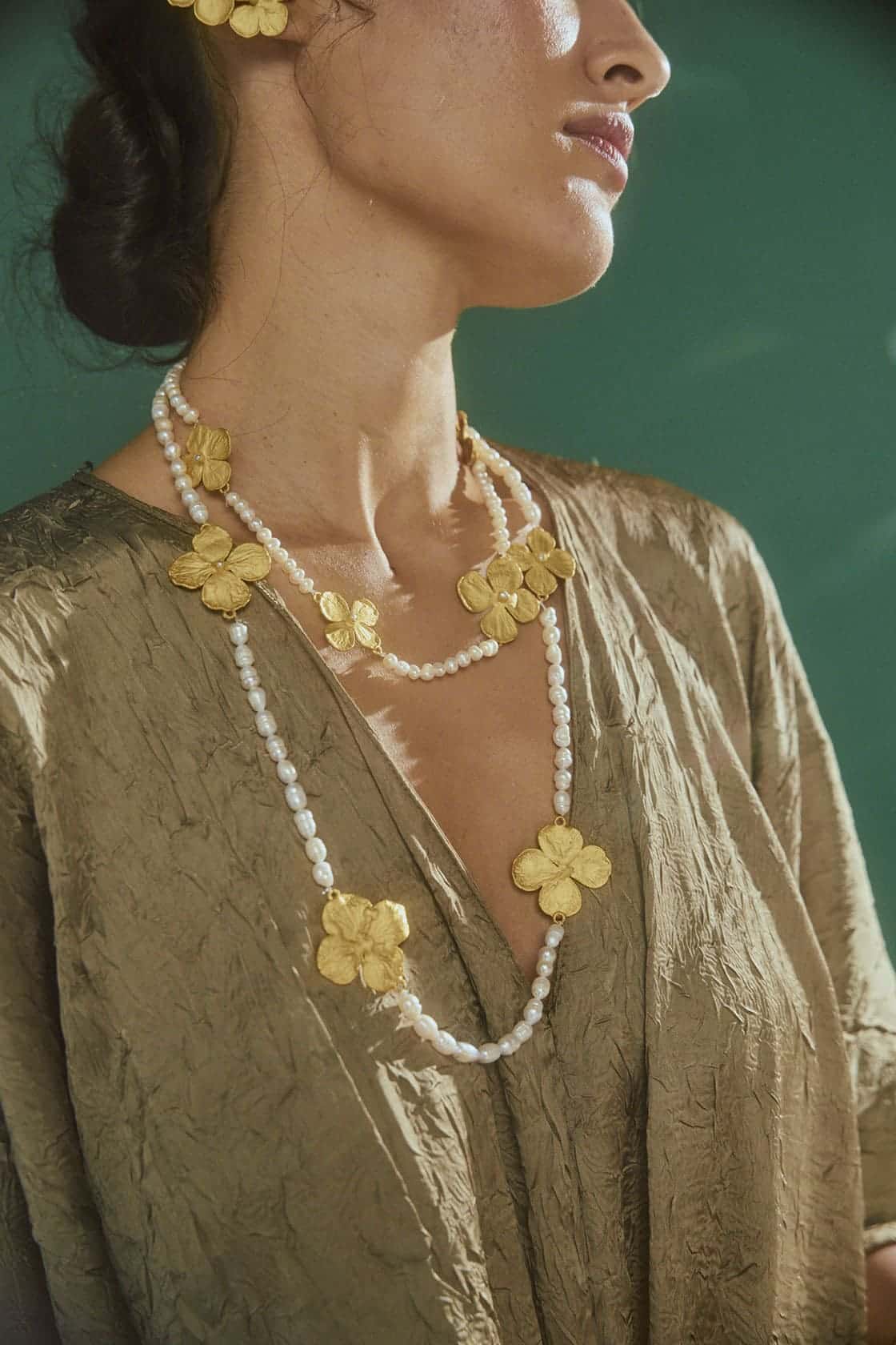 MINI HYDRANGEAS AND PEARL NECKLACE LONG