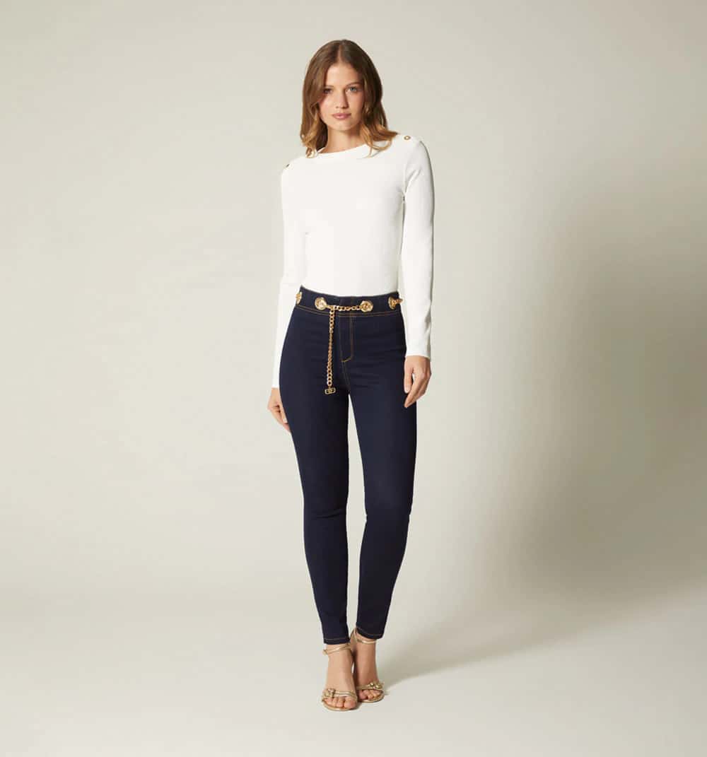 Blusa cuello redondo con broches