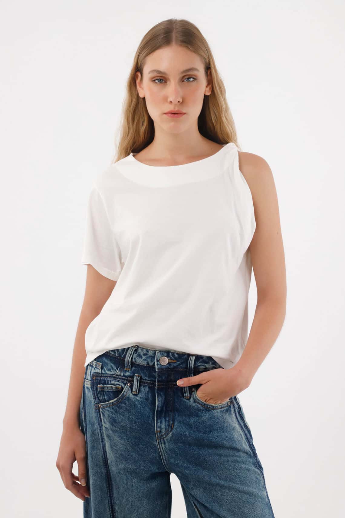 Camiseta con detalle entorchado en hombro crudo para mujer