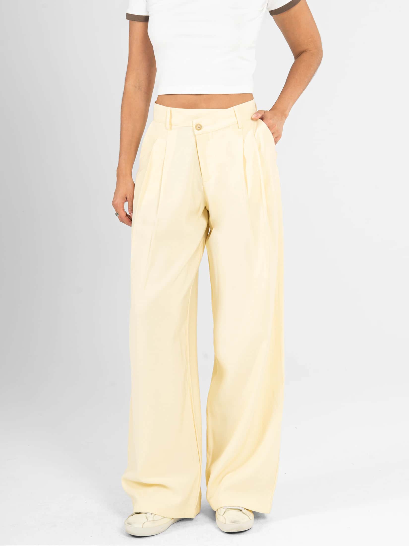 Ref: 0620581 Pantalón mom flare, tejido plano liviano, detalle en pretina, tiro alto, tono amarillo