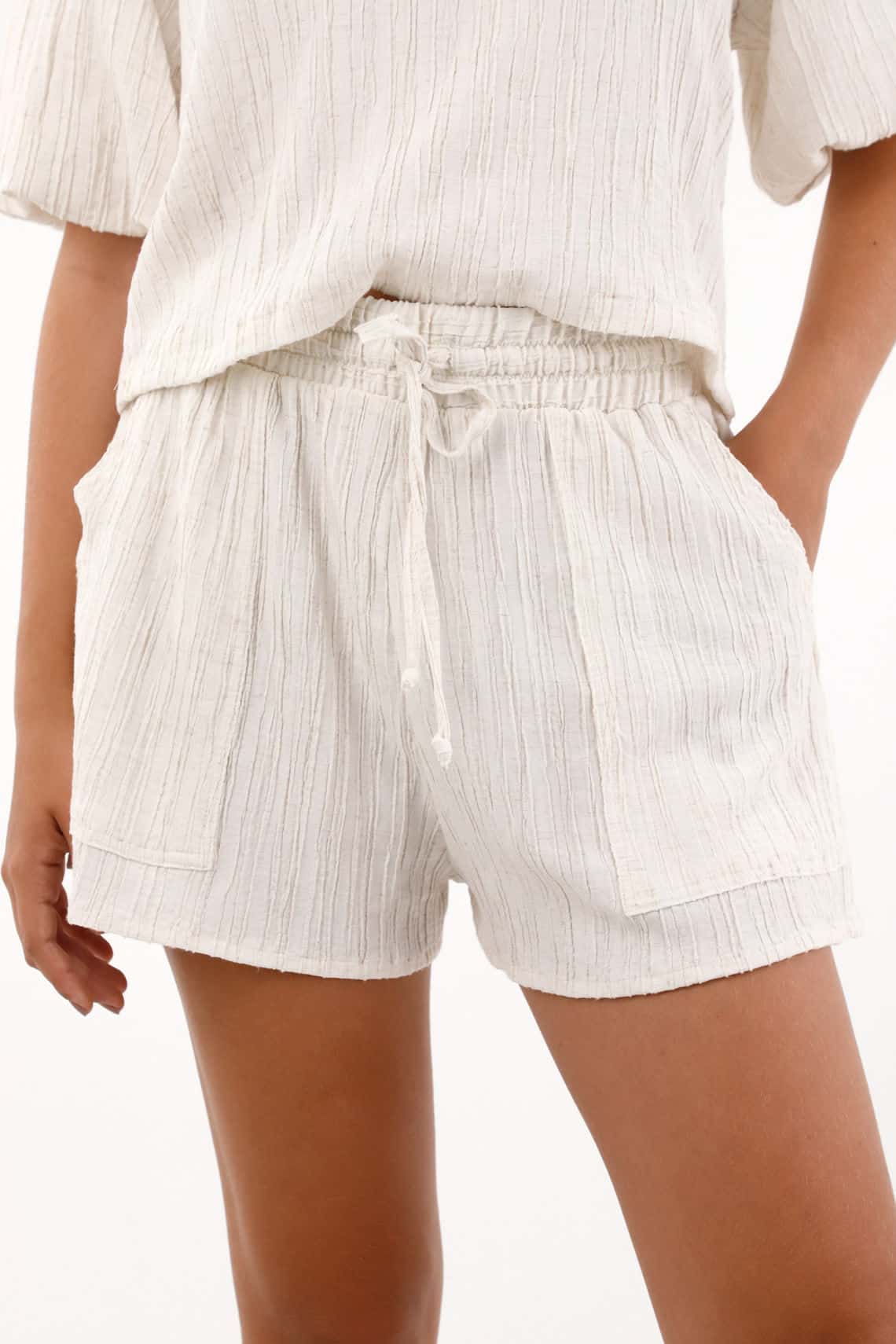 Short con pretina elástica crudo con diseño limpio para mujer