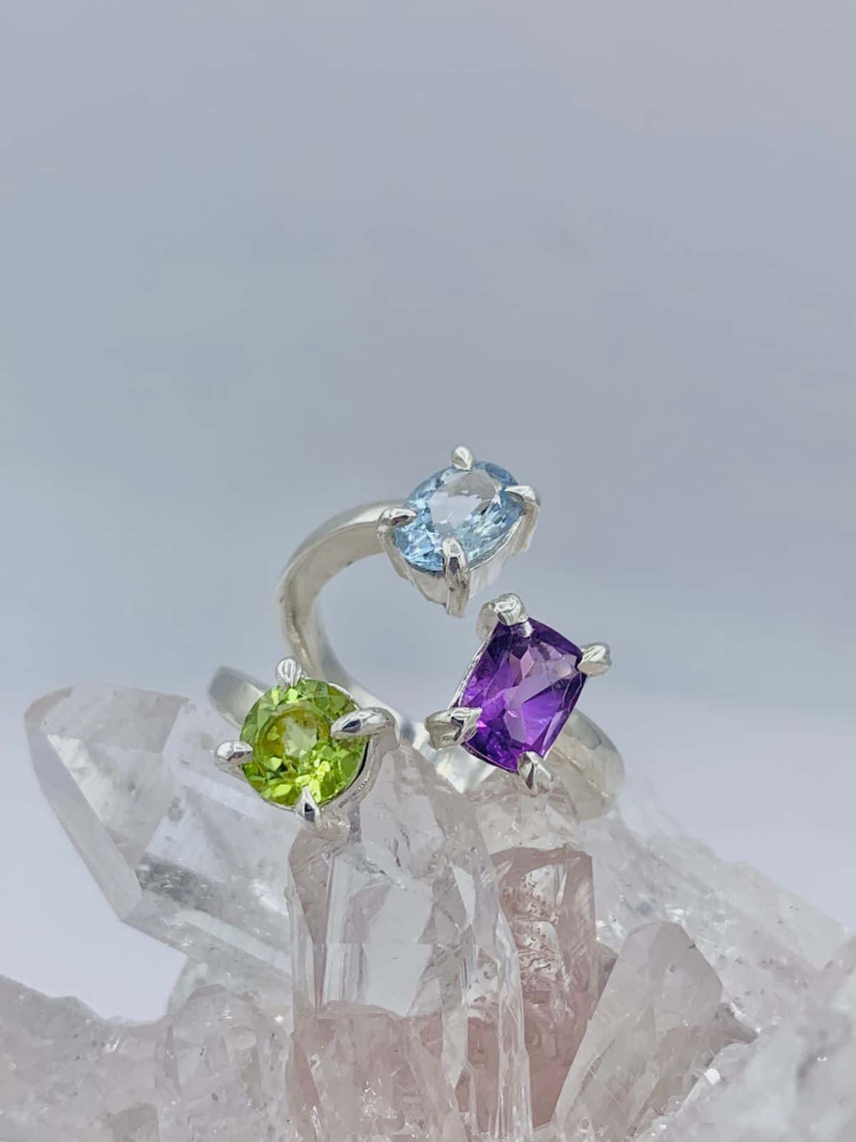 Anillo multipiedras Aguamarina, Peridoto y Amatista colección llénate de color