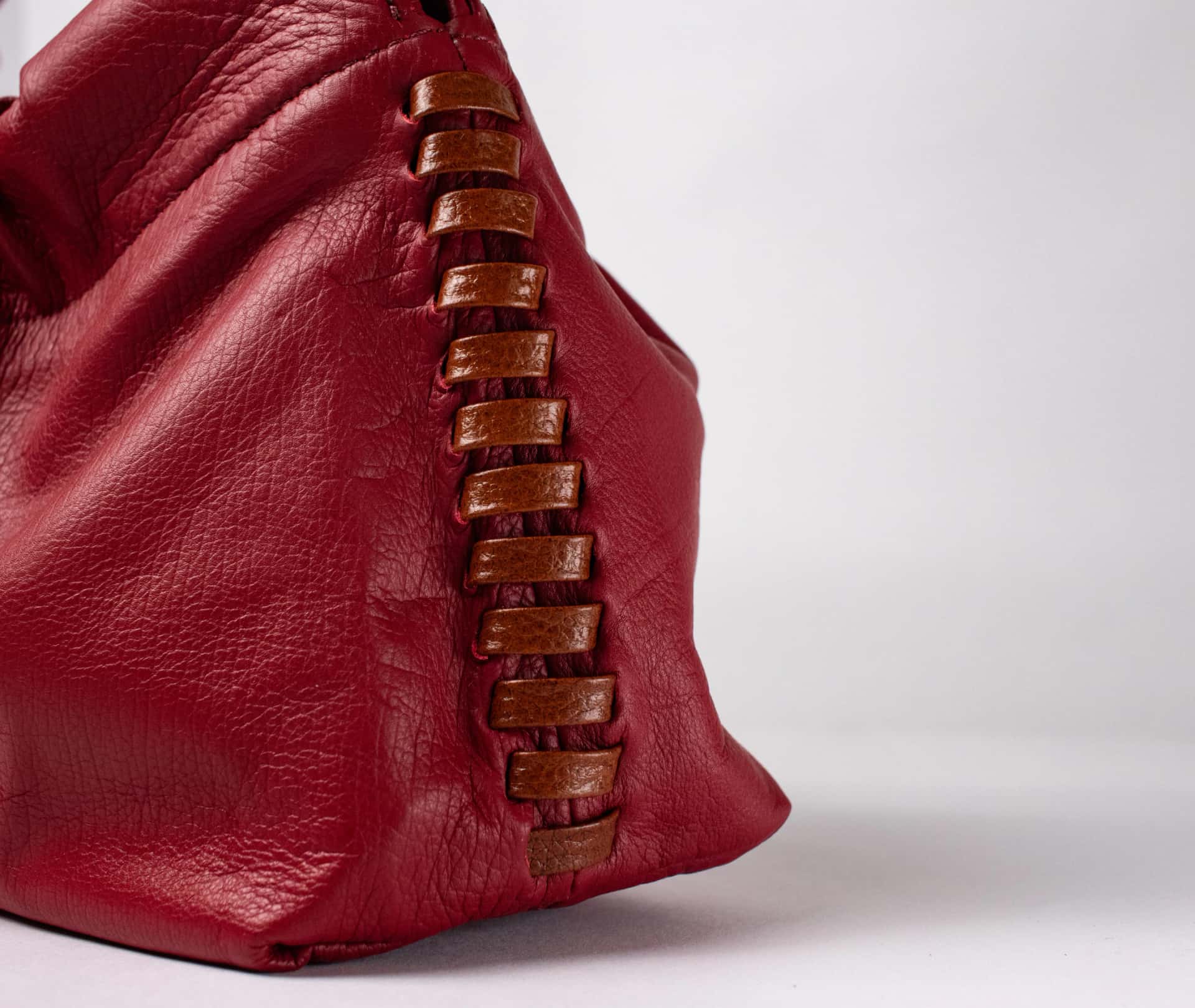 CHUNKIE baguette BAG - Burgundy x caramel weave.