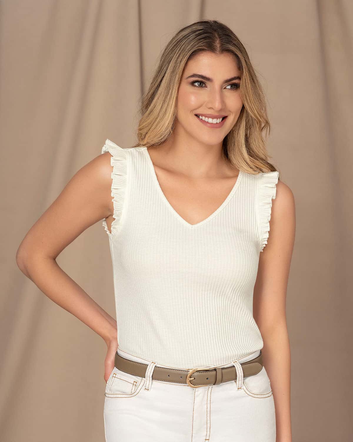 Camiseta con bolero en mangas y cuello en V