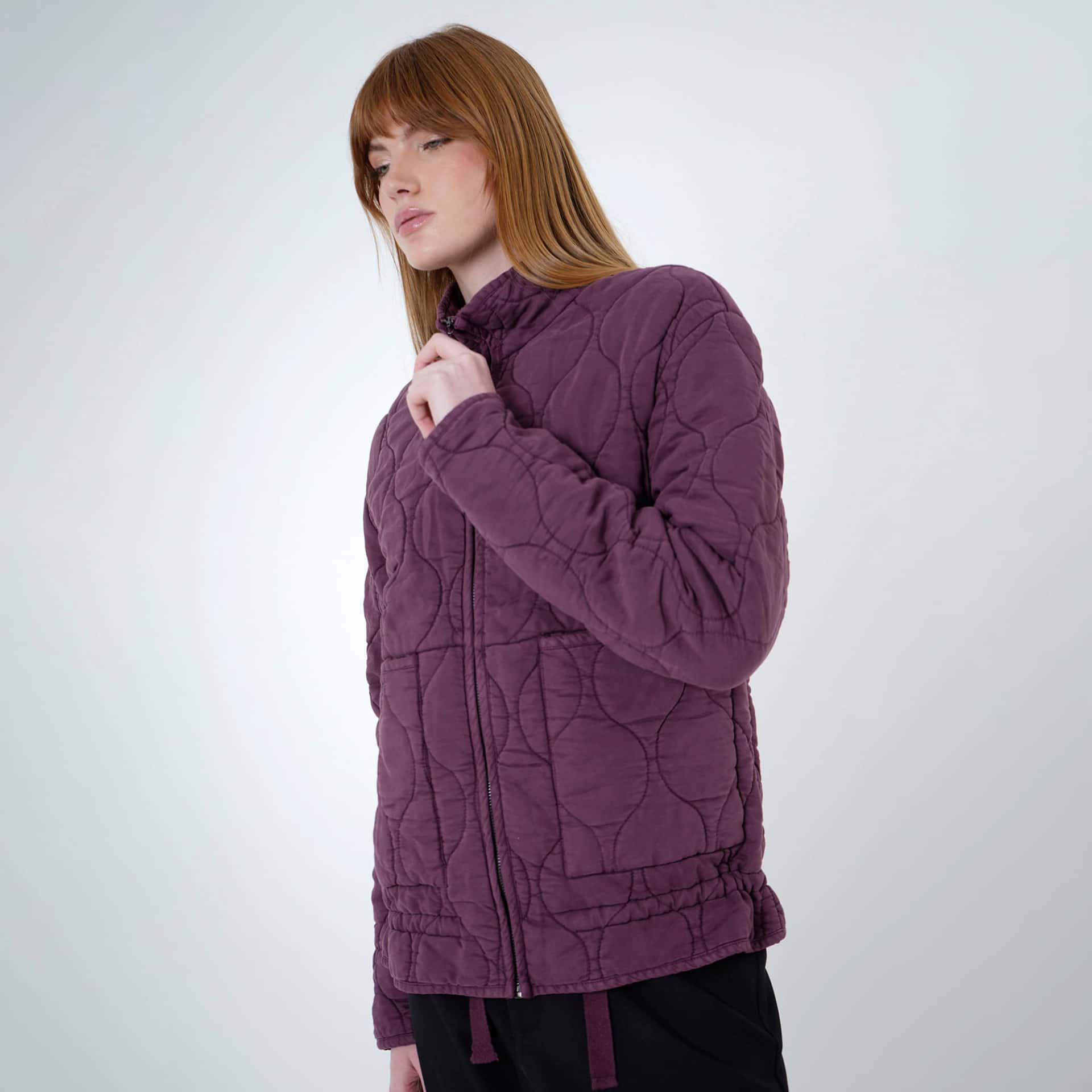 Chaqueta acolchada manga larga cuello alto con bolsillos de parche