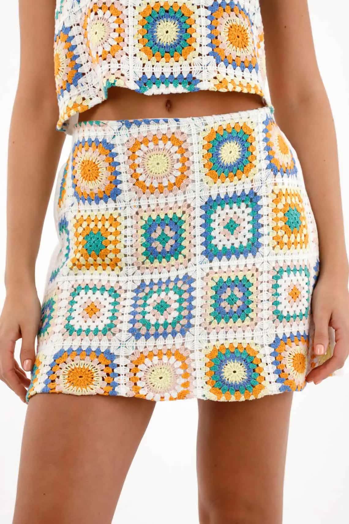Falda corta en tela tejida para mujer