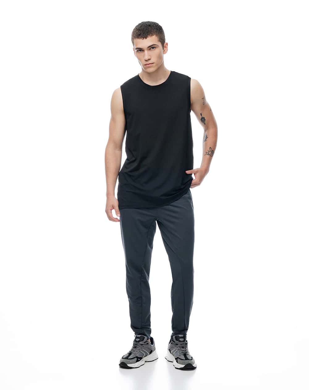 Pantalón deportivo control humedad gris hombre