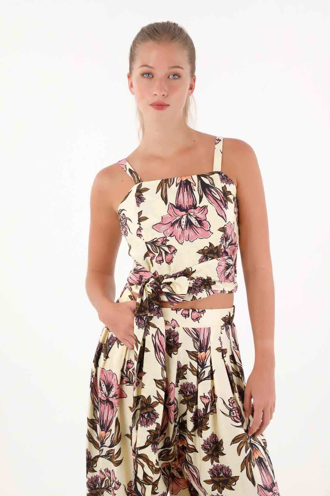 Camisa crop con estampado floral para mujer
