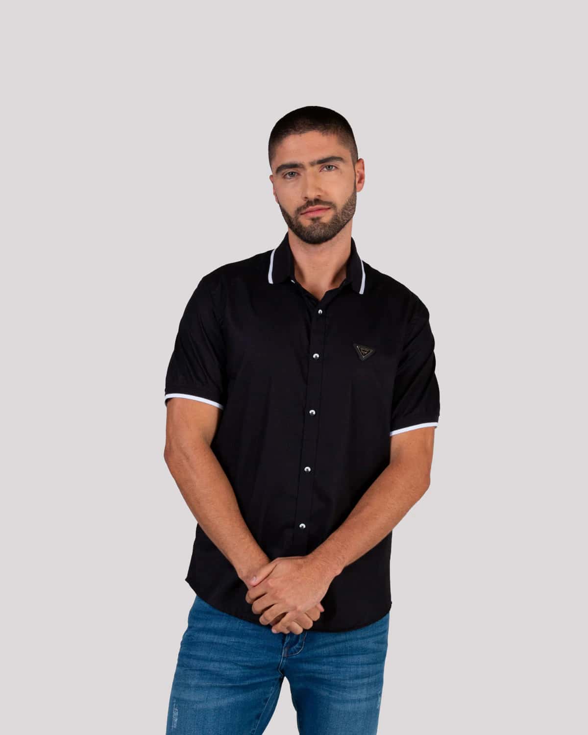 Camisa negra manga corta para hombre
