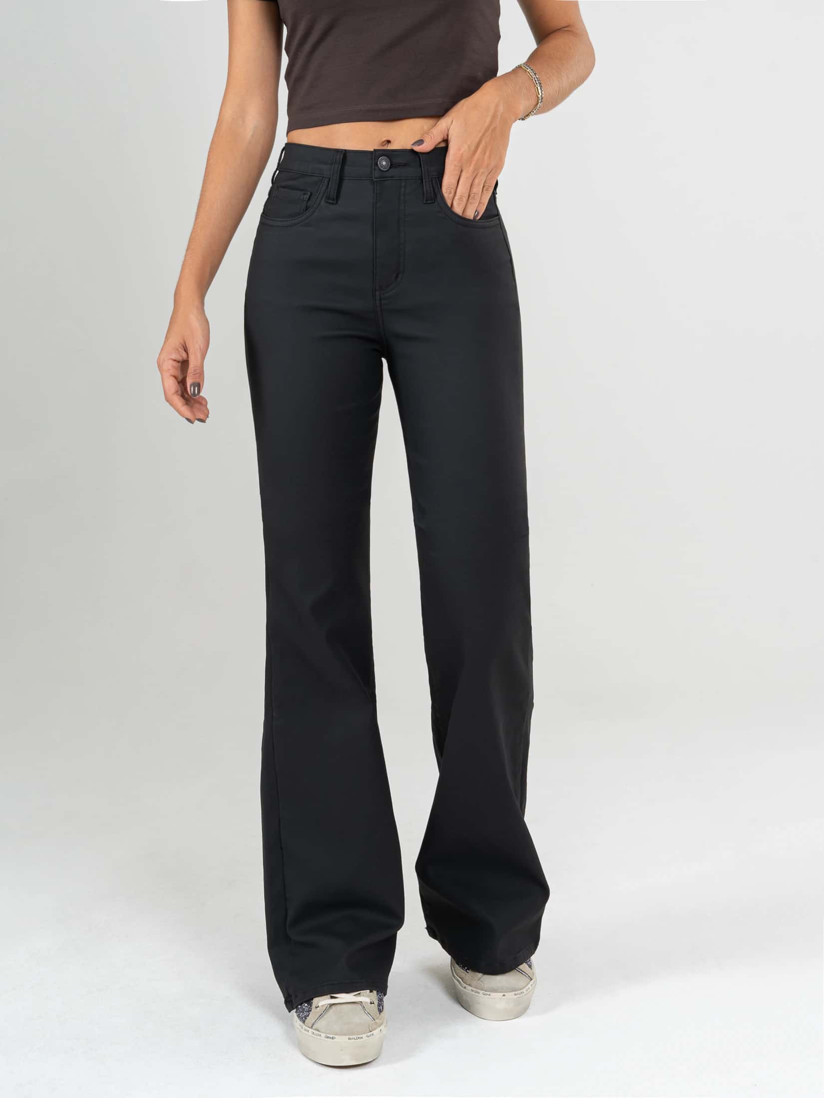 Ref: 065963 Pantalón flare stretch, bota ancha, efecto cuero, tiro alto, tono negro.