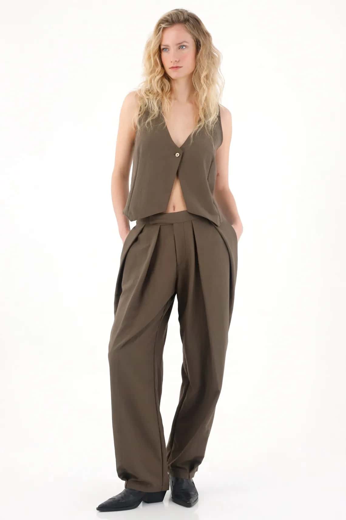Pantalón para mujer en viscosa verde oliva wide leg con pliegues marcados