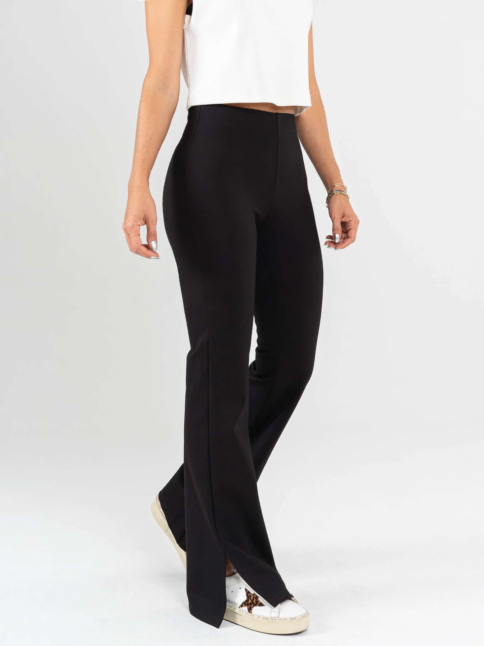 Ref: 0610721 Pantalón flare stretch, tipo legging, tiro alto, tono negro, detalle abertura al costado.