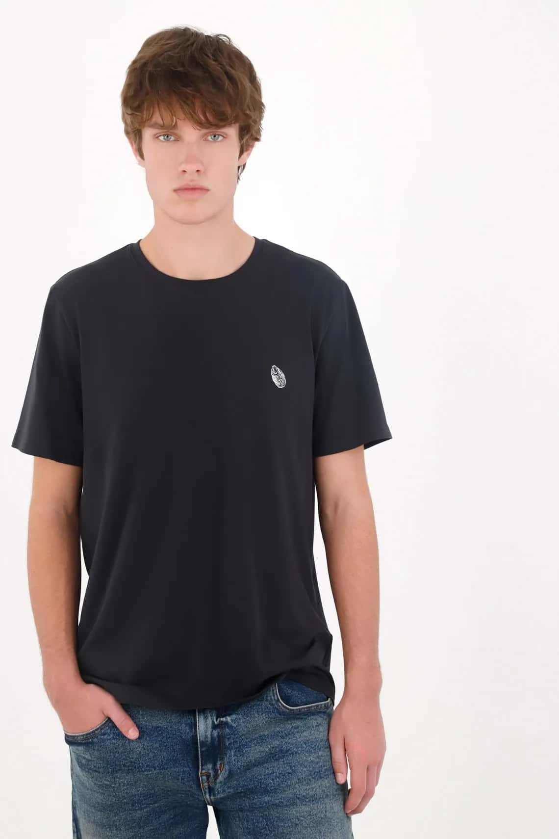 Camiseta regular con insignia oval en algodón negro para hombre