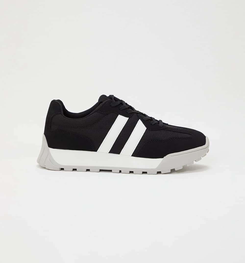 Tenis bicolor con suela dentada