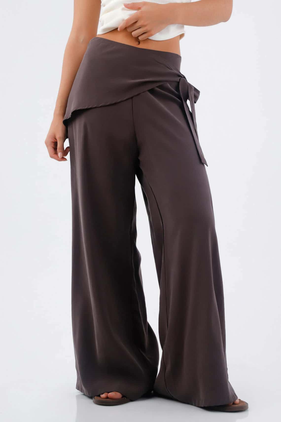 Pantalón para mujer de tejido fluido marrón palazzo con cintura cruzada