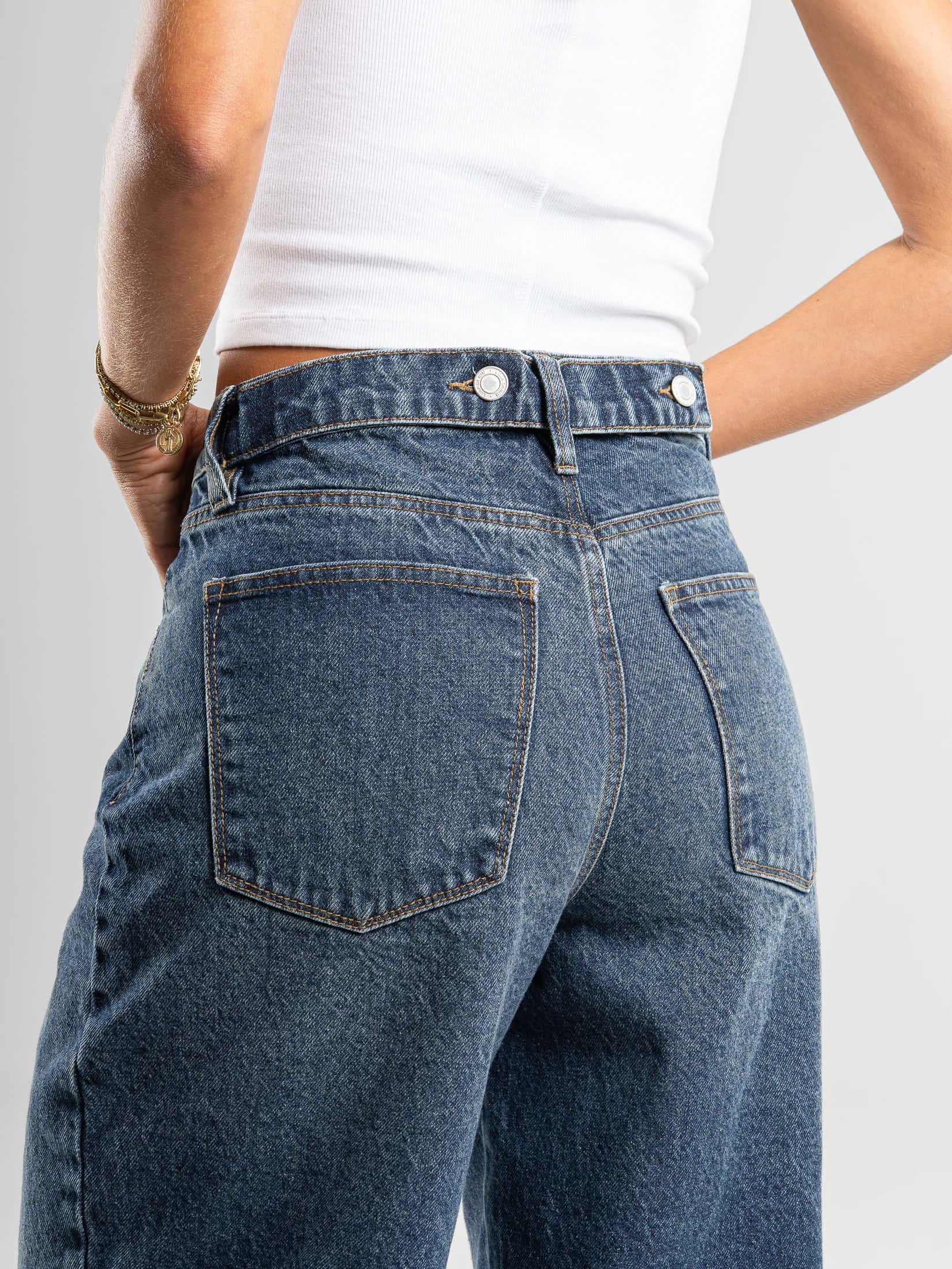 Ref: 066518 Jean baggy cropped, detalle en bota, rígido, tiro alto, tono azul oscuro. - miniatura 4