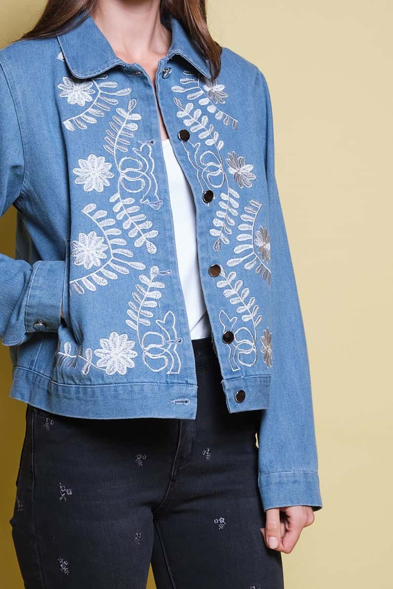 CHAQUETA DENIM AZUL CLARO BORDADO FLORAL