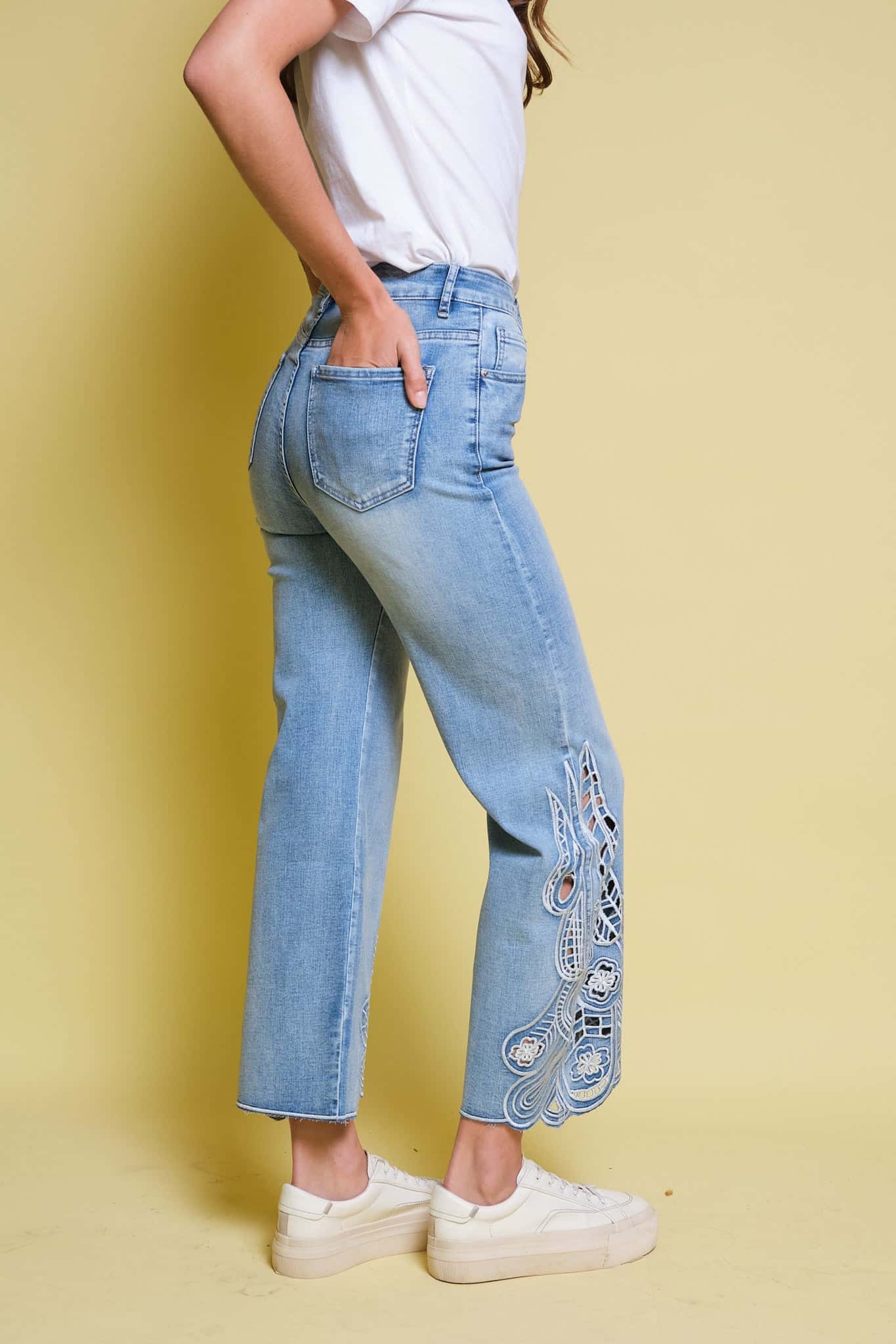 JEANS AZUL BORDADO FESTONEADO