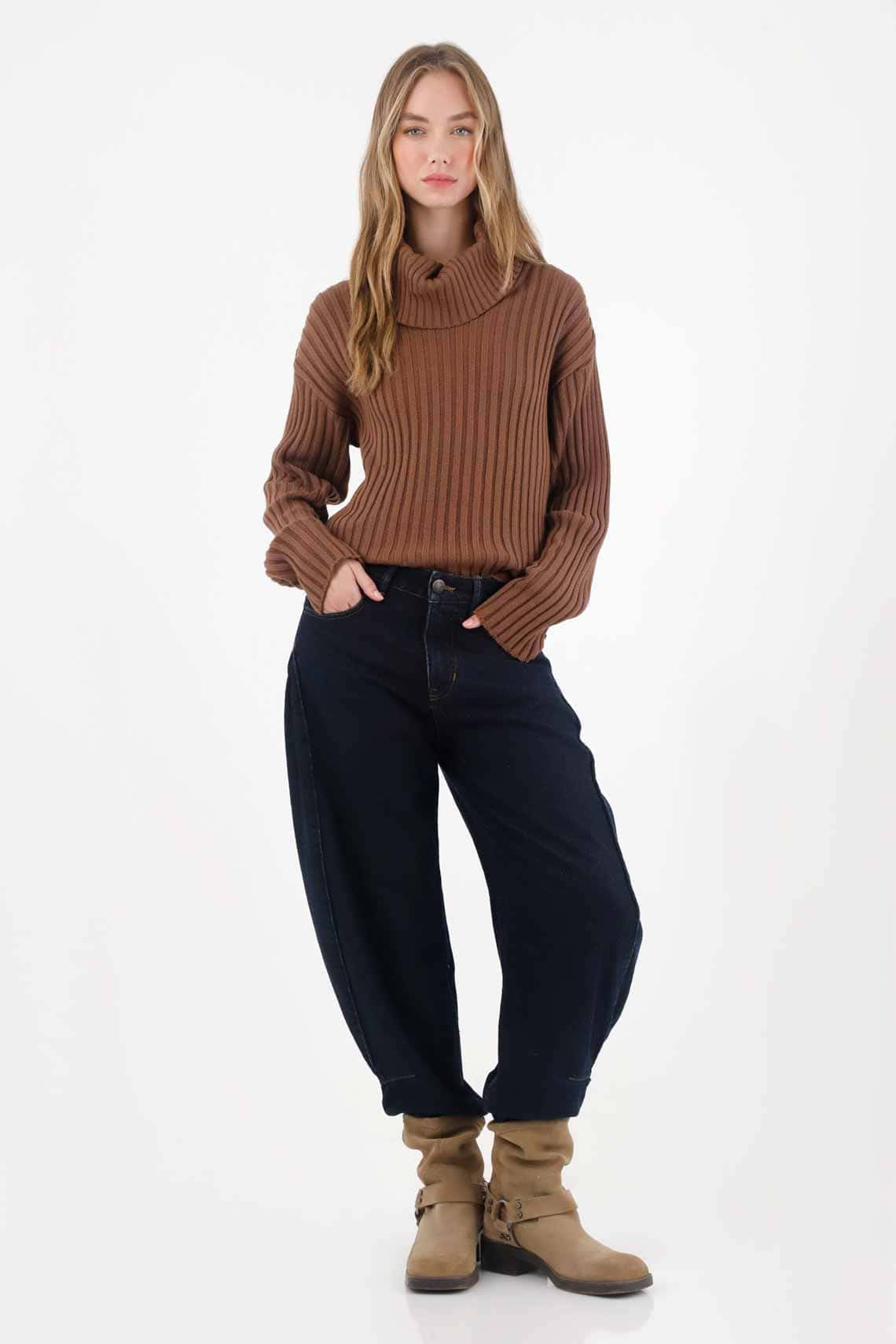 Buzo cuello tortuga café para mujer