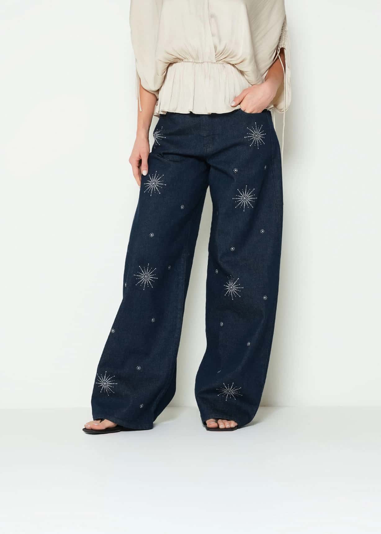 Jean wide leg tiro bajo con apliques