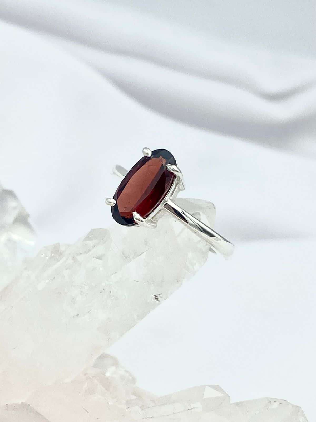 Anillo Granate Óvalo alargado