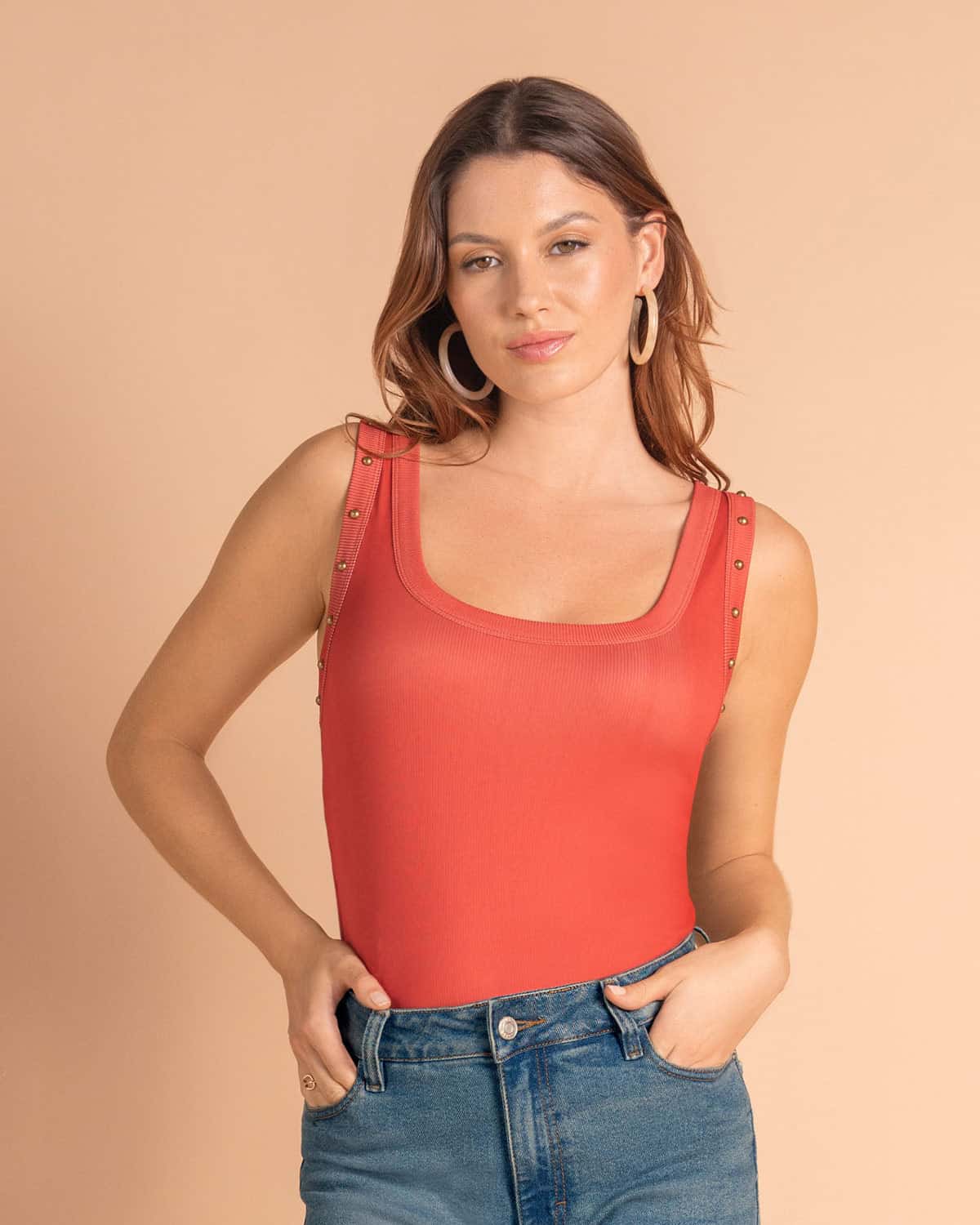 Camiseta manga sisa con cuello y espalda en U