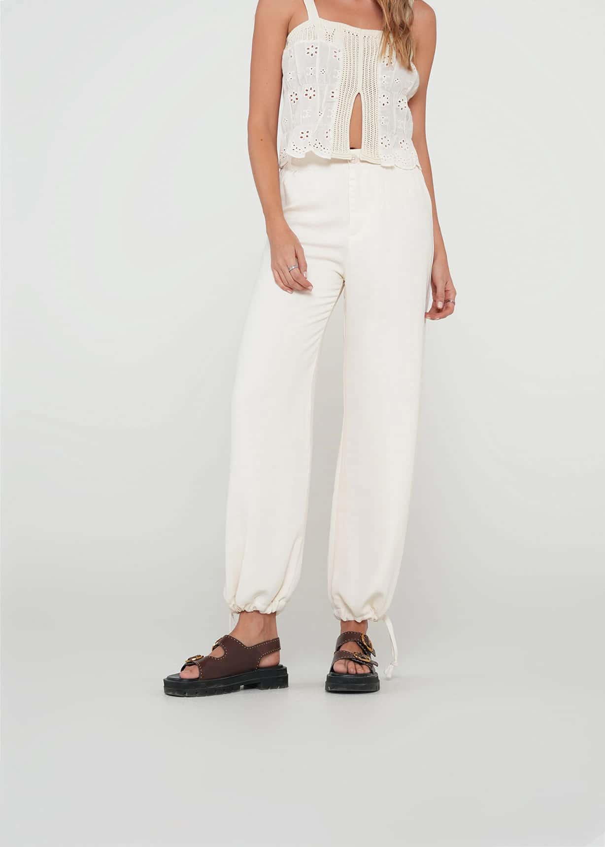 Pantalón Baggy con ajuste en bota