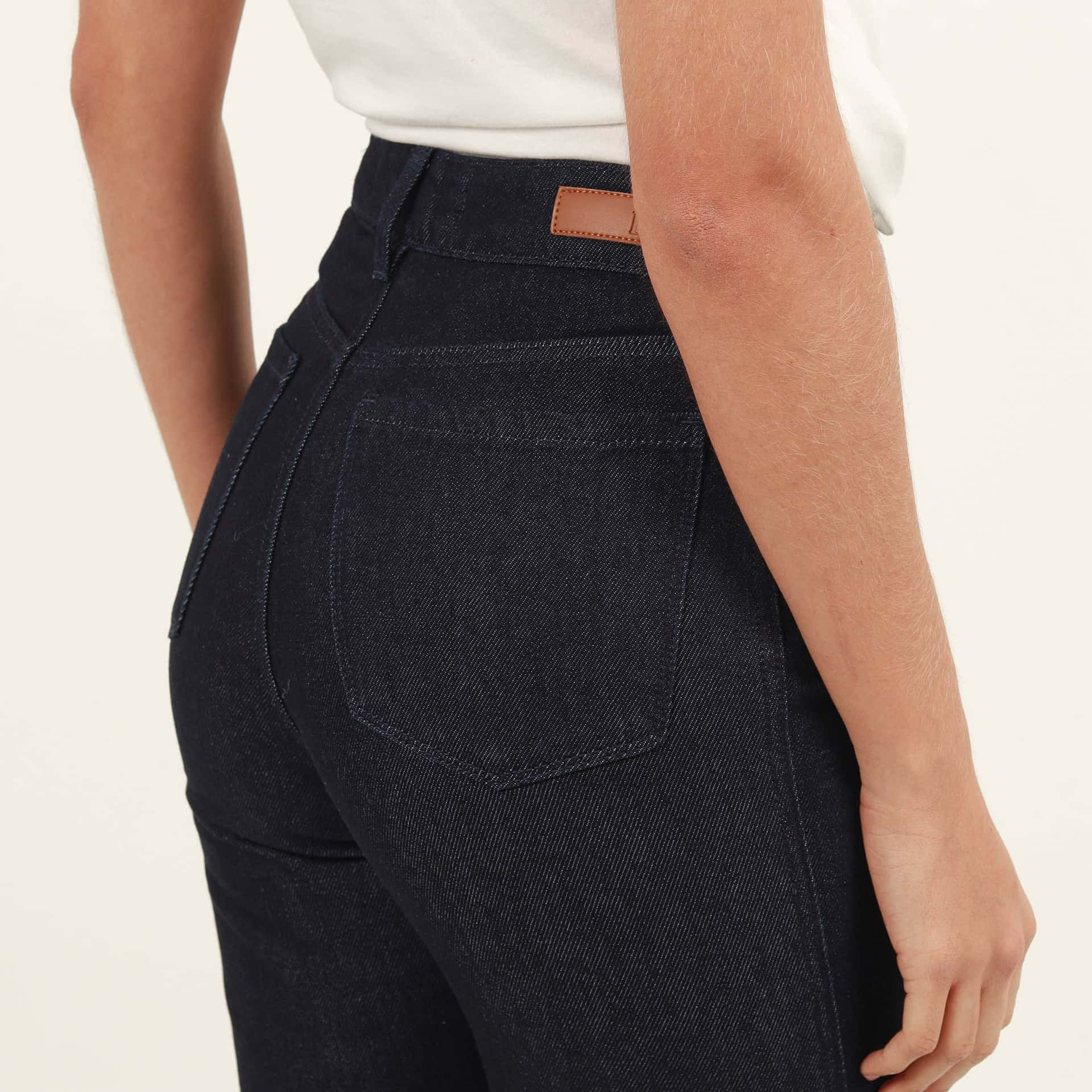 Jean Mom Tiro Super Alto Bota Flare - miniatura 3