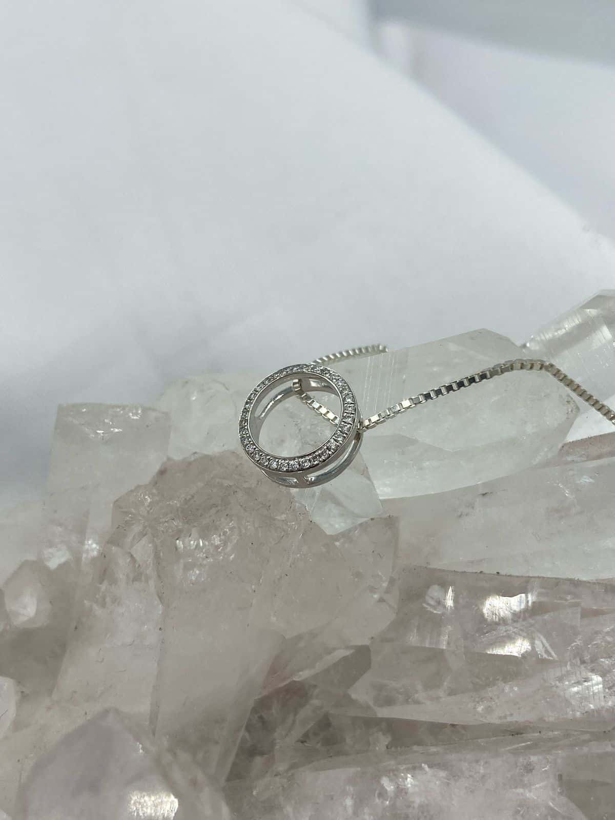 Dije Redondo Diamantes en Oro Blanco 18K