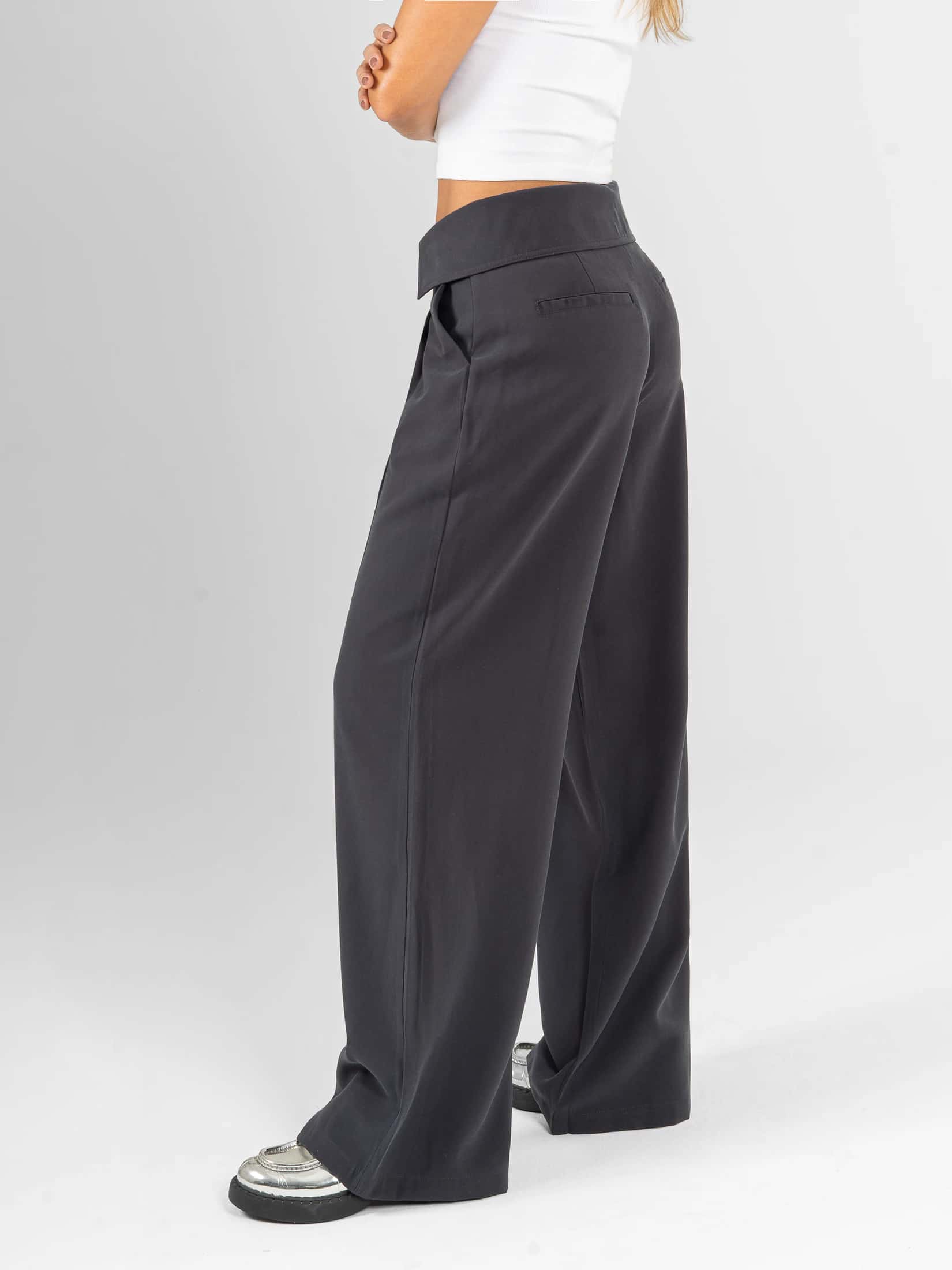 Ref: 0620470 Pantalón mom flare, detalle en pretina, tejido plano liviano, tiro alto, tono gris oscuro. - miniatura 4
