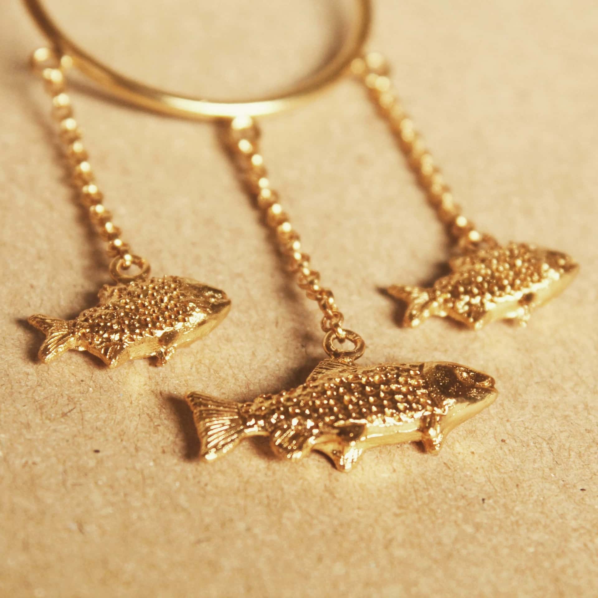 Aretes con aro y tres peces - miniatura 3