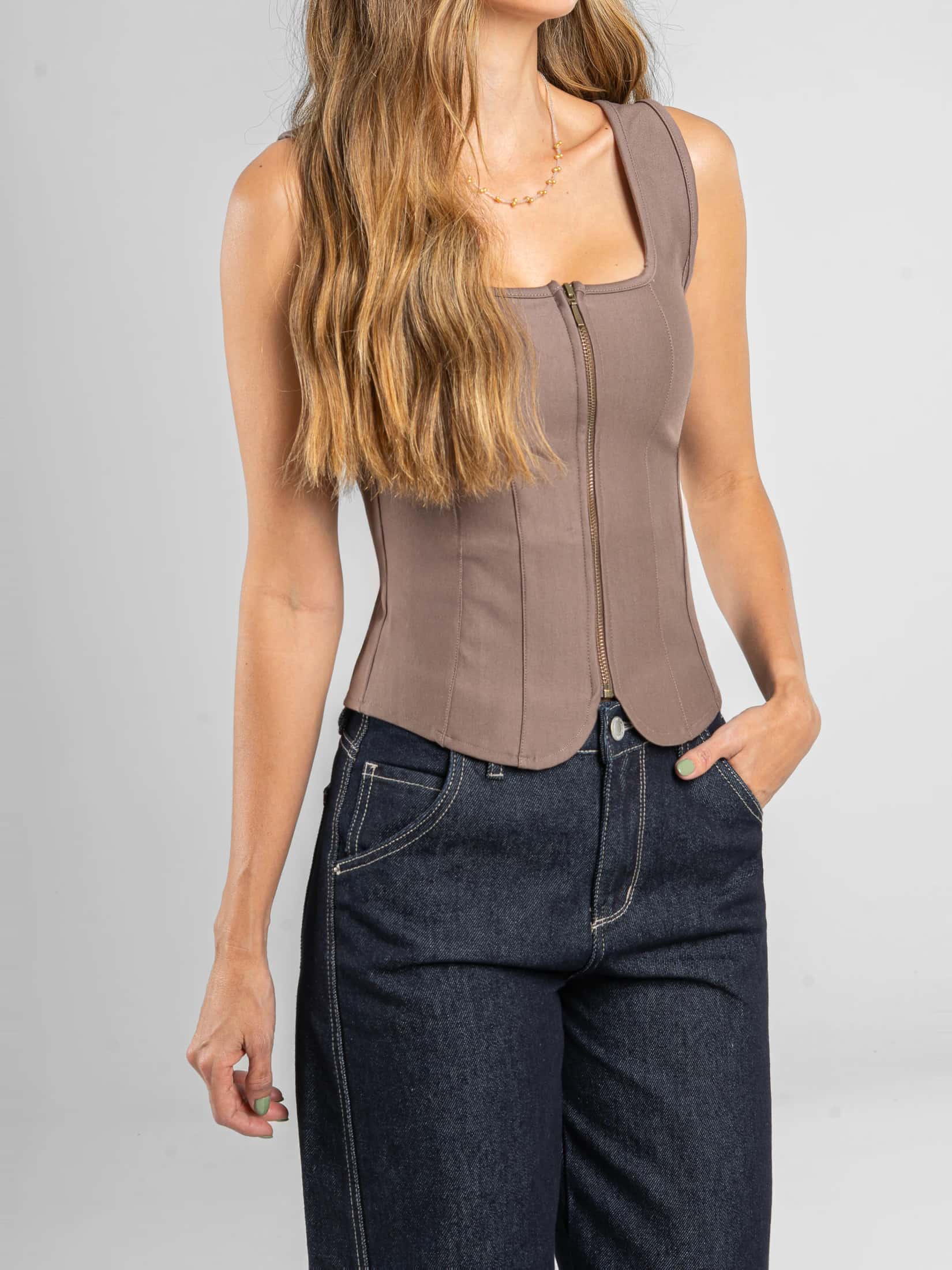 Ref: 0610612 Top manga sisa, stretch, cierre frontal, tejido plano liviano, tono taupe. - miniatura 1